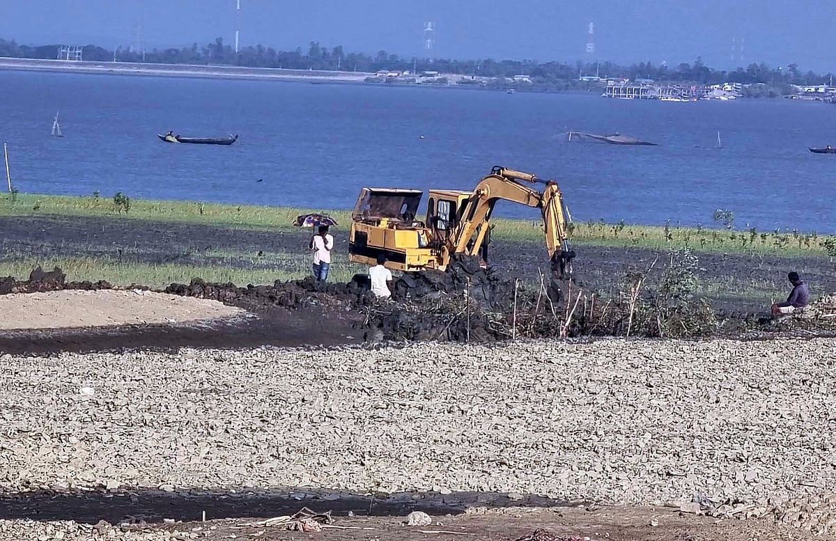 কক্সবাজারের কুতুবদিয়া দ্বীপের লেমশীখালী জেটি ঘাটের পাশে প্যারাবনের জমিতে খননযন্ত্র দিয়ে তৈরি হচ্ছে লবণ উৎপাদনের মাঠ। বঙ্গোপসাগর পাড়ি দিয়ে এই খননযন্ত্র দ্বীপে কীভাবে এলো-তা জানে না প্রশাসন। সম্প্রতি তোলা