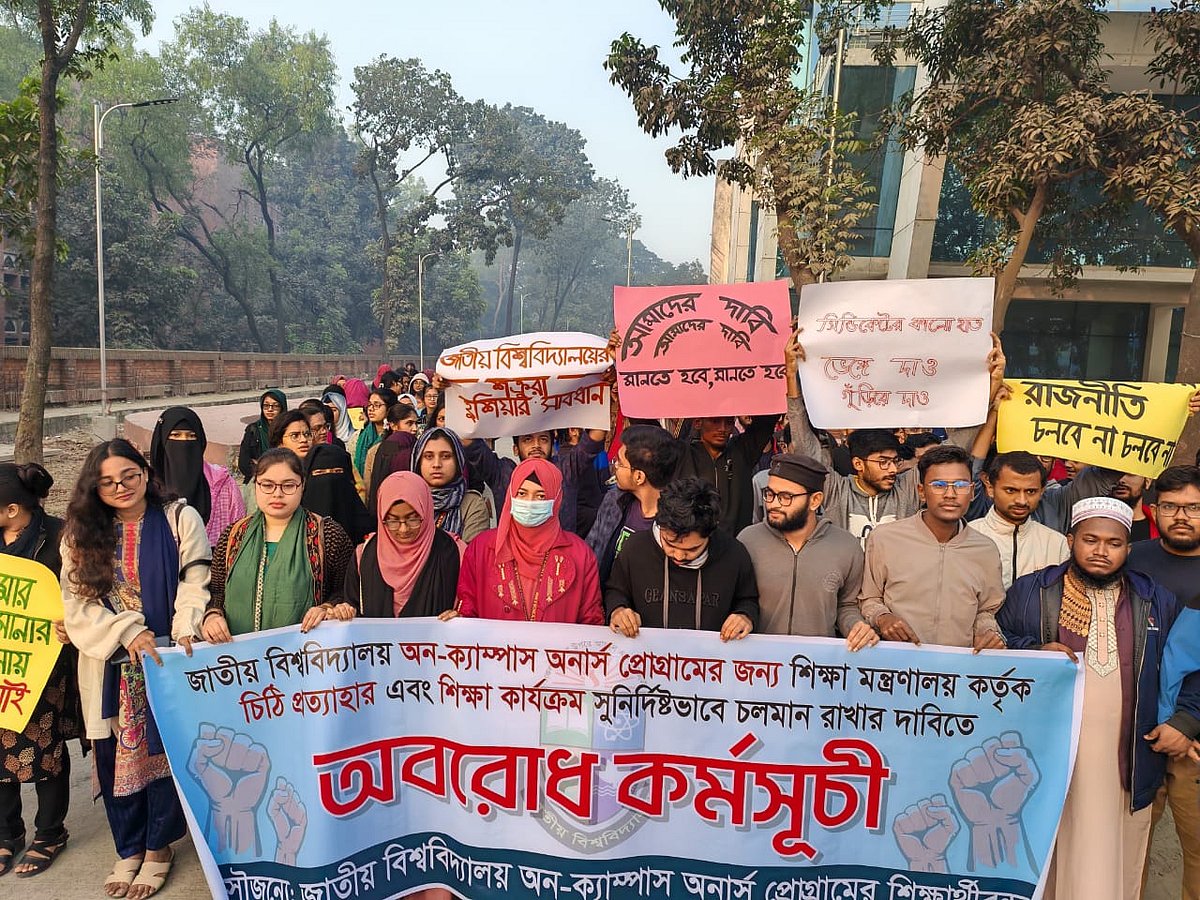 শিক্ষা কার্যক্রম সুনির্দিষ্টভাবে চালানোর দাবিতে অবস্থান কর্মসূচি পালন করছেন শিক্ষার্থীরা। আজ মঙ্গলবার সকাল ১০টার দিকে গাজীপুরে জাতীয় বিশ্ববিদ্যালয়ের প্রধান ফটকের সামনে