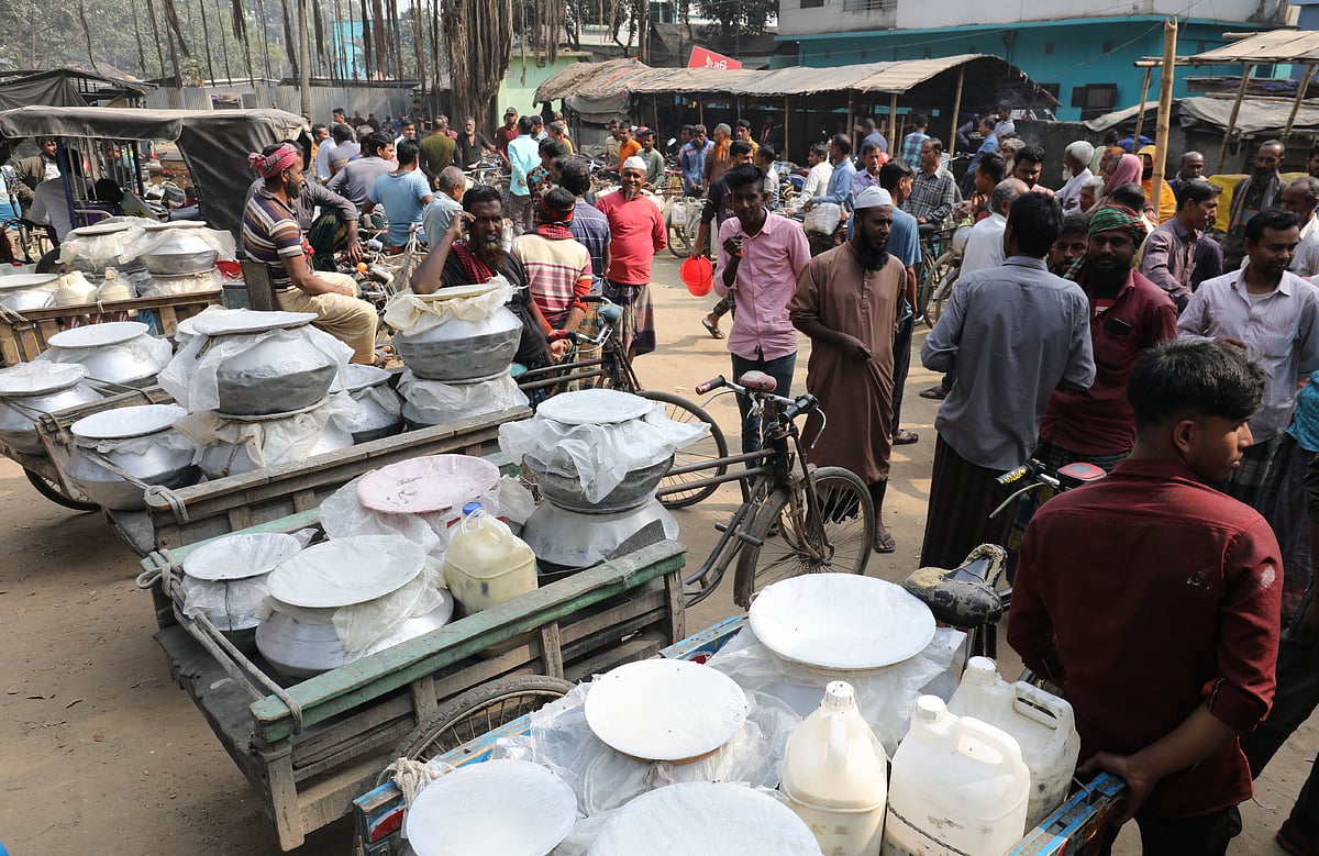 বগুড়ার শেরপুরে ‘এক ঘণ্টার বাজারে’ বিক্রির জন্য আনা নানা জায়গা থেকে দুধ আনেন কৃষক, খামারী ও ব্যবসায়ীরা। মঙ্গলবার বেলা ১২টার দিকে শেরপুর পৌরসভার উত্তর সাহাপাড়া মহল্লায় শিশুপার্ক চত্বরে