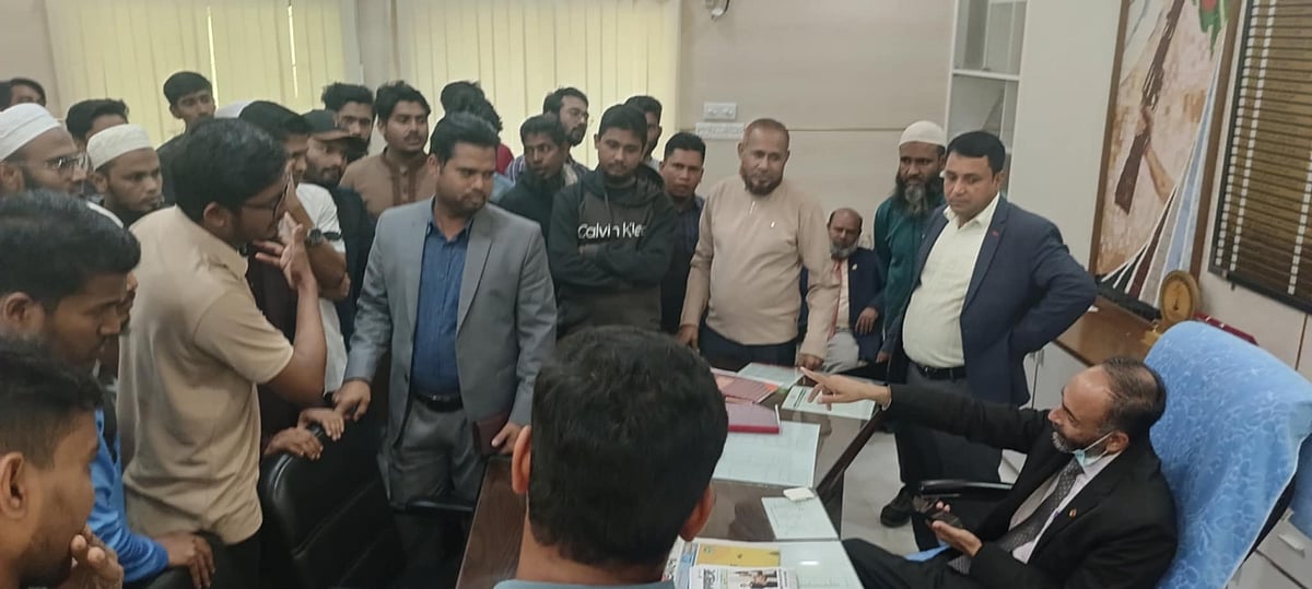 কুমিল্লা ভিক্টোরিয়া কলেজের অধ্যক্ষকে প্রায় দেড় ঘণ্টা অবরুদ্ধ করে রাখে শিক্ষার্থী ও এলাকাবাসী। আজ মঙ্গলবার সকালে