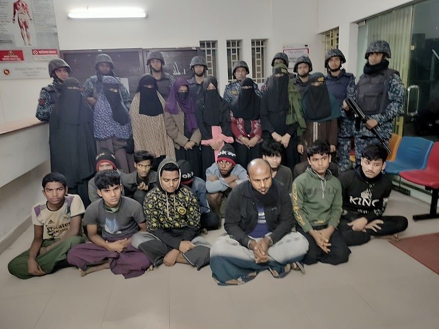 সাগরপথে মালয়েশিয়া পাচারের সময় উদ্ধার হওয়া লোকজন