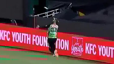 যেভাবে ক্যাচটি নিয়েছেন ম্যাক্সওয়েল