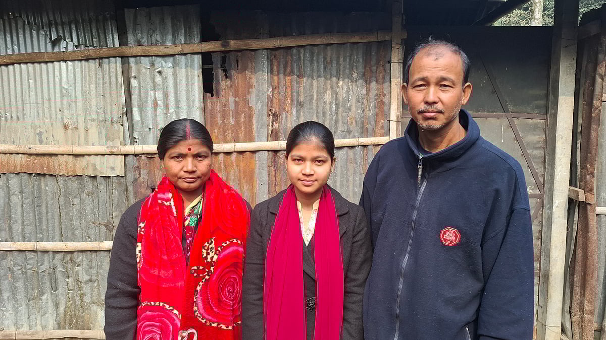 মা-বাবার সঙ্গে শ্রাবণী রানী। গতকাল মঙ্গলবার ঠাকুরগাঁওয়ের সদর উপজেলার ঢোলারহাট ইউনিয়নের উত্তর বোয়ালিয়া গ্রামে