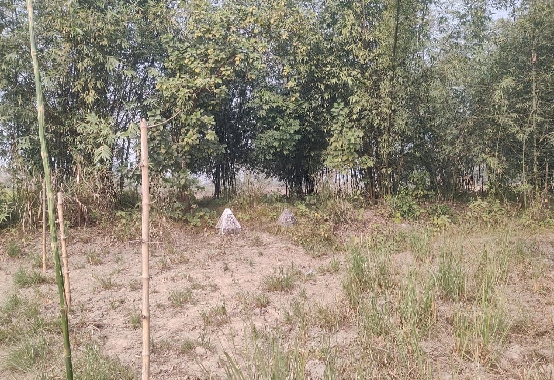 জয়পুরহাটের পাঁচবিবির পূর্ব উঁচনা ঘোনাপাড়া সীমান্তে ২৮১ নম্বর মূল পিলারের ৩৩ ও ৩৪ সাব–পিলার। গতকাল তোলা