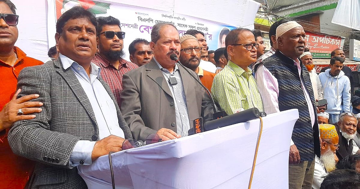 বিএনপির চেয়ারপারসন বেগম খালেদা জিয়ার রোগমুক্তি কামনার দোয়া অনুষ্ঠানে বক্তব্য দেন মজিবর রহমান সরোয়ার। আজ বুধবার দুপুরে নগরের সদর রোডে নগর বিএনপি কার্যালয় চত্বরে