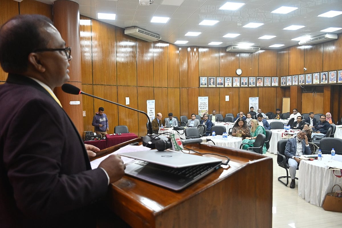 ‘পানির শুদ্ধাচার ব্যবস্থাপনা: অভিজ্ঞতা, ঝুঁকি এবং উত্তরণের উপায়’ শীর্ষক এক মতবিনিময় সভায় অংশগ্রহণকারীরা