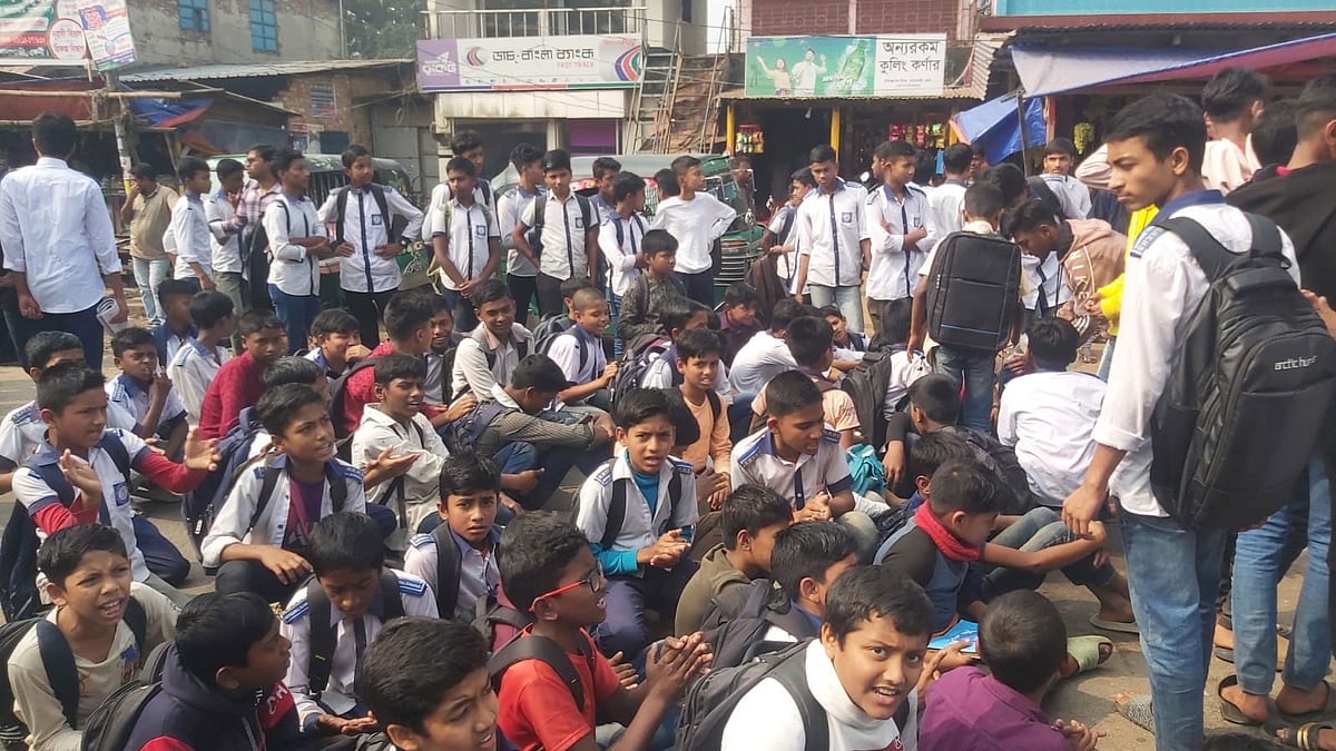 ফেনীর সোনাগাজীতে শিক্ষার্থীকে যৌন নিপীড়নের প্রতিবাদে সড়ক অবরোধ করে শিক্ষার্থীরা। আজ দুপুরে