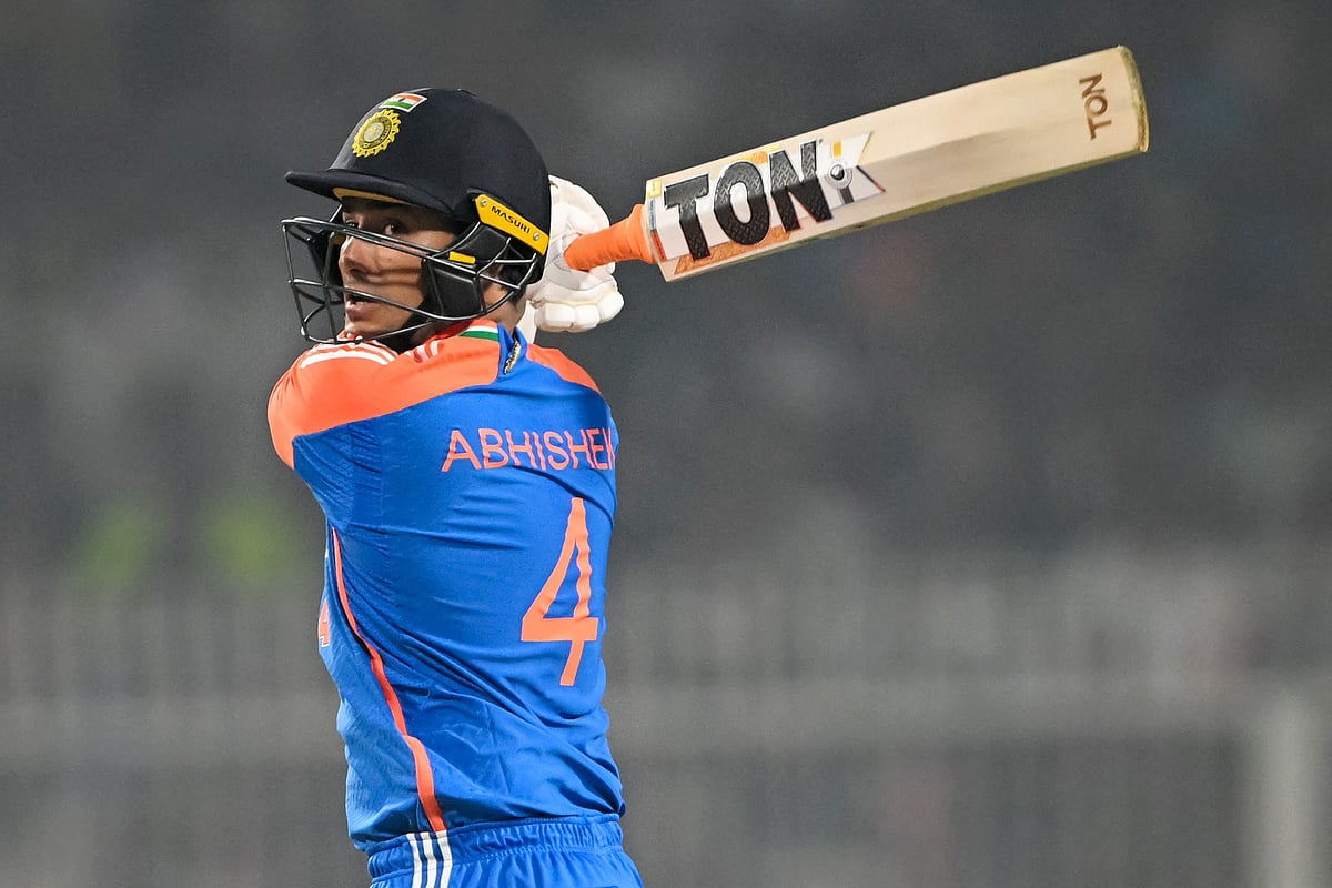 ছক্কা–বর্ষণ ঘটিয়েছেন অভিষেক শর্মা