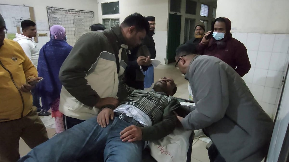 হামলায় আহত ডিবি পুলিশ সদস্যদের ফরিদপুর মেডিকেল কলেজ হাসপাতালে চিকিৎসা দেওয়া হচ্ছে। গতকাল মঙ্গলবার রাতে