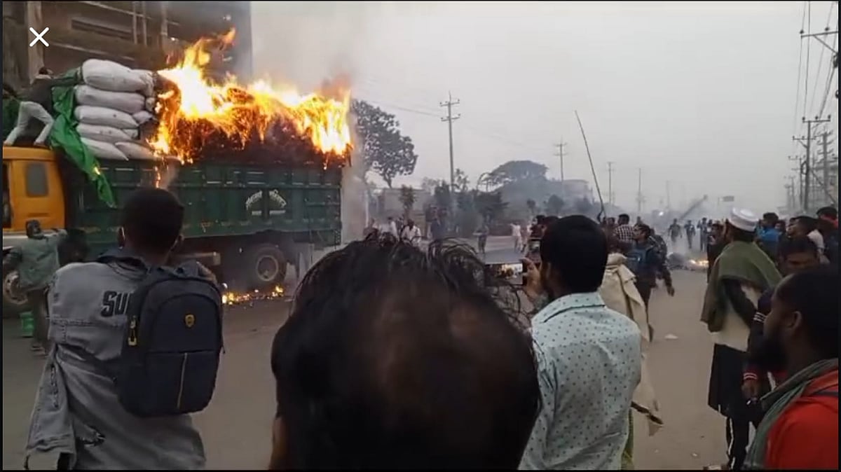 শ্রমিকেরা উত্তেজিত হয়ে চন্দ্রা-নবীনগর সড়কে একটি মালভর্তি ট্রাক ও তিনটি বাসে অগ্নিসংযোগ করেন। বুধবার বিকেলে