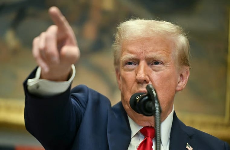 হোয়াইট হাউসের রুজভেল্ট রুমে আয়োজিত সংবাদ সম্মেলনে ডোনাল্ড ট্রাম্প। ২১ জানুয়ারি ২০২৫