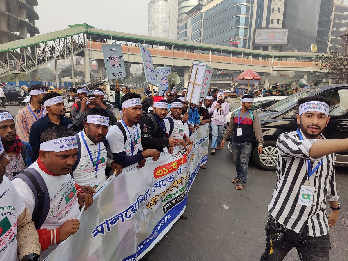 মালয়েশিয়া যাওয়ার দাবিতে আজ বুধবার কারওয়ান বাজারের কাছে সার্ক ফোয়ারার মোড়ে অবস্থান নেন শ খানেক কর্মী