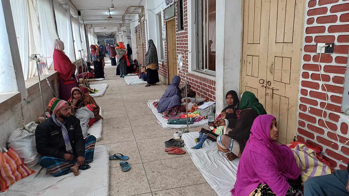 পঞ্চগড়ে শীতজনিত রোগে শিশু রোগীর চাপ বাড়ায় অনেকেই বারান্দার মেঝেতে রেখে চিকিৎসা দেওয়া হচ্ছে। আজ সকাল ১০টার দিকে পঞ্চগড় আধুনিক সদর হাসপাপাতালের শিশু ওয়ার্ডের বারান্দায়