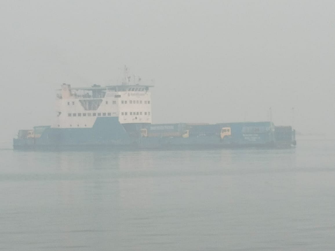 প্রায় ৬ ঘন্টা বন্ধের পর আজ সকাল সাড়ে ৯টার পর থেকে দৌলতদিয়া-পাটুরিয়া নৌপথে ফেরি চলাচল শুরু হয়েছে। সকাল ৯টার দিকে দৌলতদিয়া ফেরি ঘাট এলাকায়।