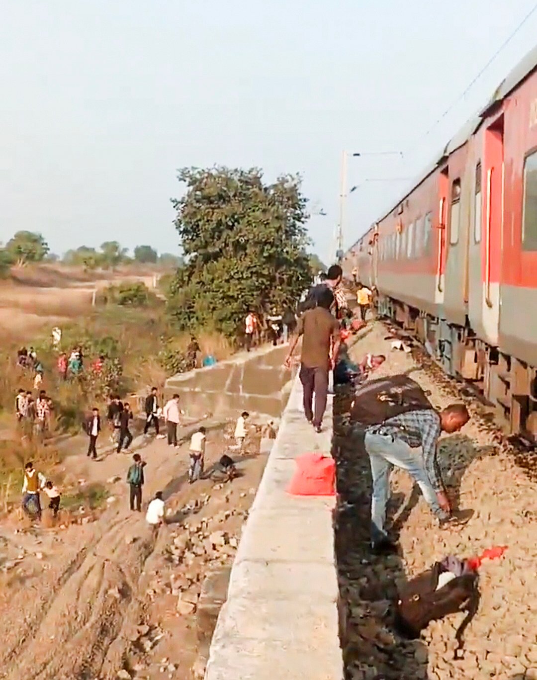 উত্তর মহারাষ্ট্র রাজ্যের জলগাঁও জেলায় দুর্ঘটনাকবলিত পুষ্পক এক্সপ্রেস। পাচোরার কাছে মাহেজি ও পারধাদে স্টেশনের মধ্যবর্তী স্থানে এই দুর্ঘটনা ঘটে, ২২ জানুয়ারি ২০২৫