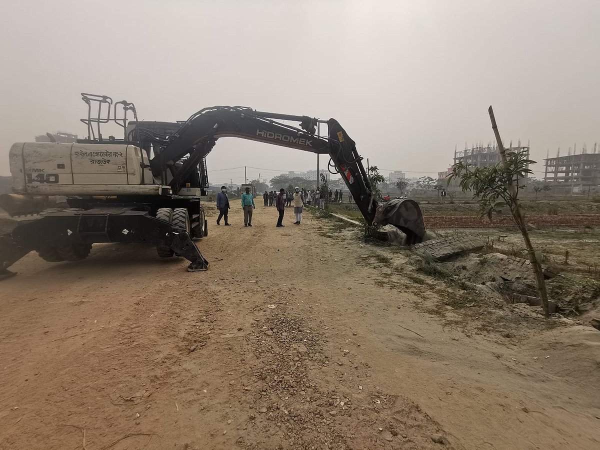 কেরানীগঞ্জে ‘মিলেনিয়াম সিটি’ আবাসন প্রকল্পে রাজউক উচ্ছেদ অভিযান চালাতে গেলে হামলা করে ভূমিদস্যুরা। বুধবার দুপুরে উপজেলার ঘাটারচর এলাকায়