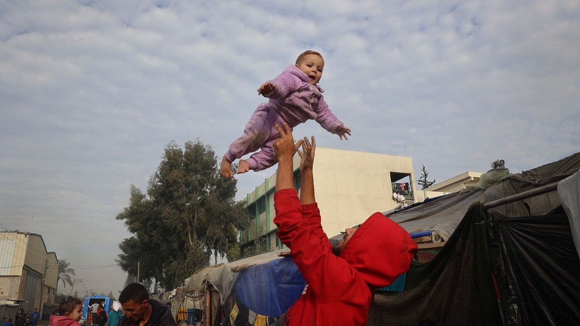 যুদ্ধবিরতির সংবাদ শোনার পর গাজার ফিলিস্তিনিদের উল্লাস। মধ্য গাজার দেইর আল–বালাহ এলাকায়