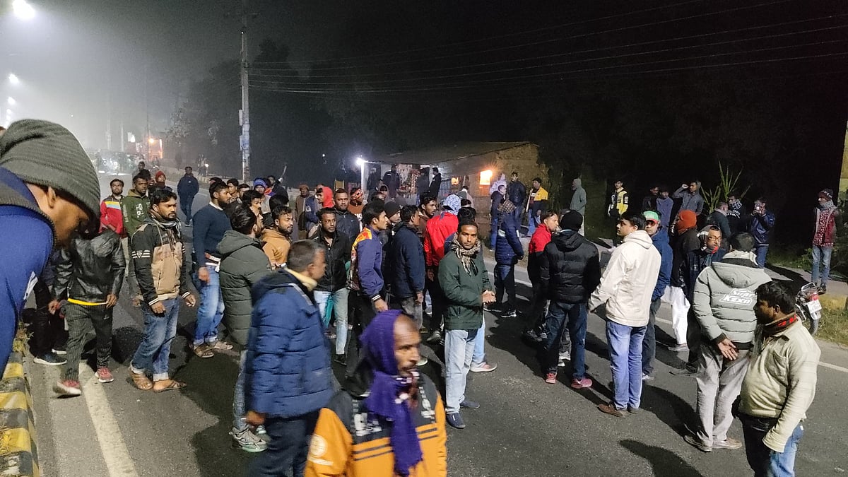 রাজশাহী নগরের বিমানবন্দর থানার সামনে যুবদলের নেতা-কর্মীদের বিক্ষোভ। বুধবার সন্ধ্যায় রাজশাহী-নওগাঁ সড়কে