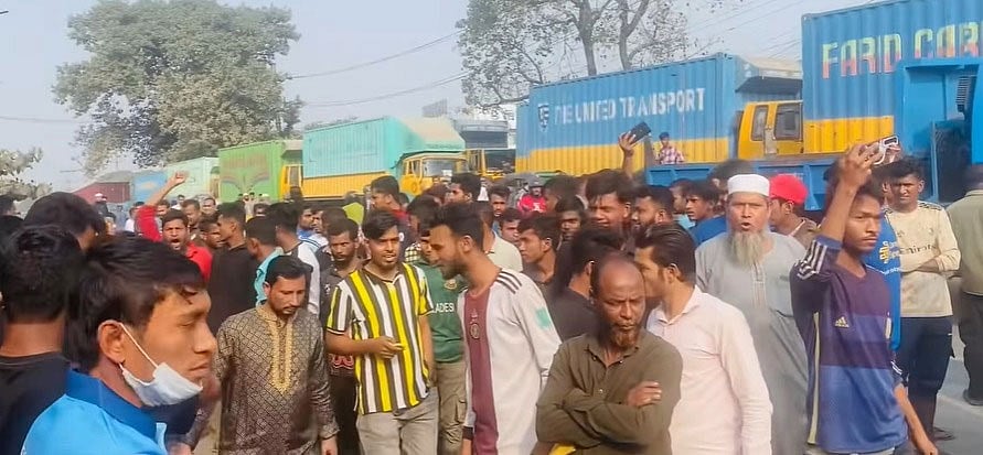 চট্টগ্রাম নগরের স্টলগোলা এলাকায় সড়ক অবরোধ করেন কনটেইনারবাহী গাড়ি প্রাইম মুভার ট্রেইলার চালকেরা। আজ বেলা দুইটায়