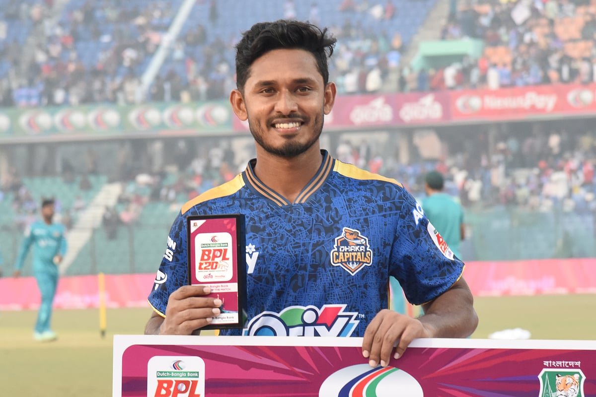 ম্যাচসেরার পুরস্কার হাতে তানজিদ হাসান