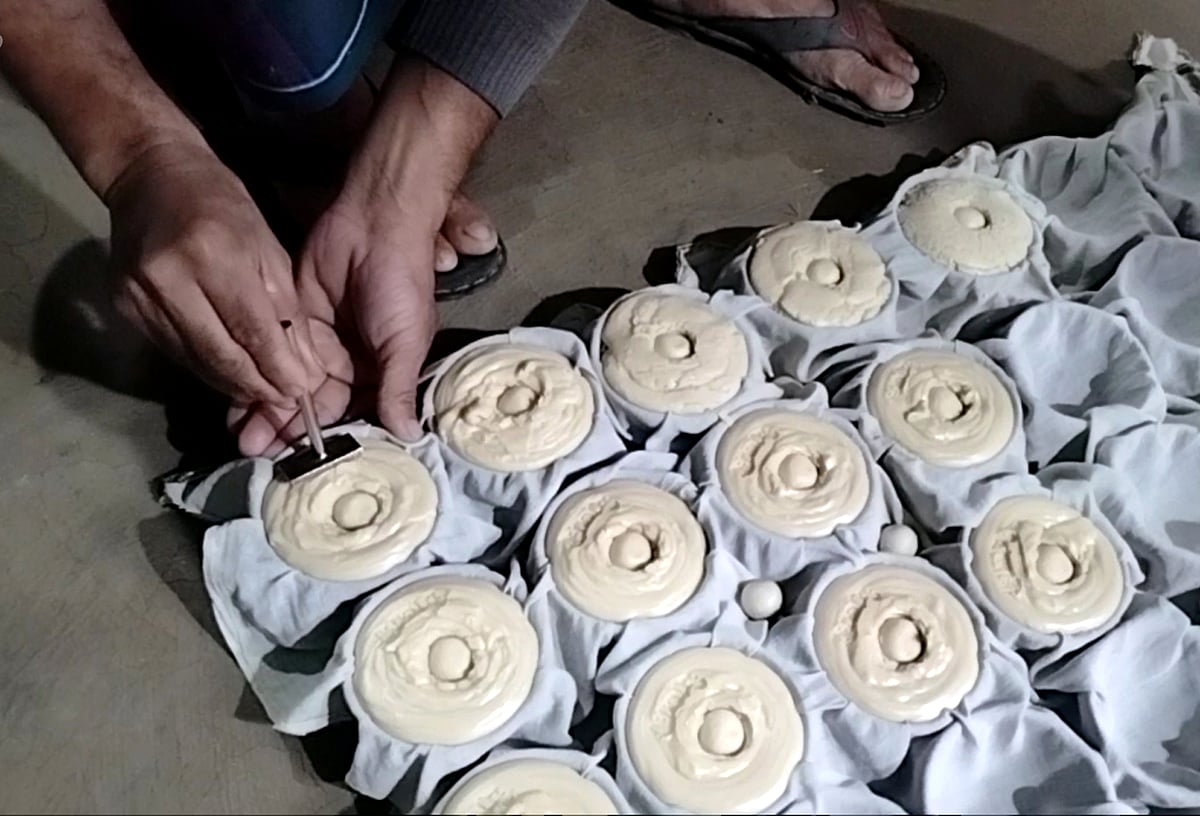 হাজারী গুড় তৈরির পর সিল দেওয়া হয়। মঙ্গলবার সকালে মানিকগঞ্জের হরিরামপুর উপজেলার উত্তর গোপীনাথপুর গ্রামে