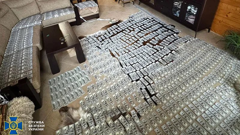 গ্রেপ্তার হওয়া ব্যক্তির বাড়িতে বিপুল পরিমাণ অর্থ পেয়েছেন তদন্তকারী কর্মকর্তারা