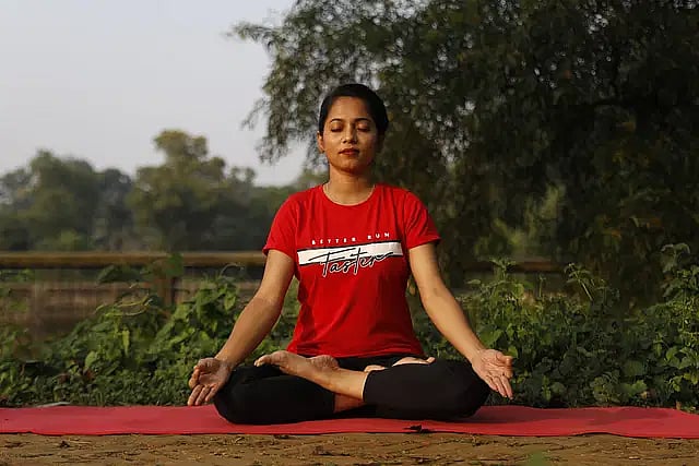 রোজ এক বা দুই বেলায় নির্দিষ্ট করে সময় নিয়ে এ ধরনের ব্যায়ামের চর্চা করা ভালো। মডেল: হানি