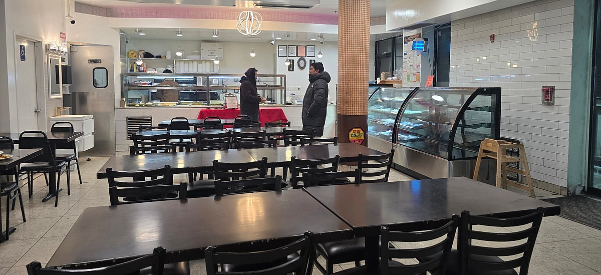 ট্রাম্পের শপথ গ্রহণের পর থেকে নিউইয়র্কের বাংলাদেশি–অধ্যুষিত এলাকায় সড়ক বা রেস্তোরাঁয় মানুষের ভিড় কম দেখা যাচ্ছে। ২১ জানুয়ারি সন্ধ্যায, জ্যাকসন হাইটসের একটি রেস্তোরাঁ