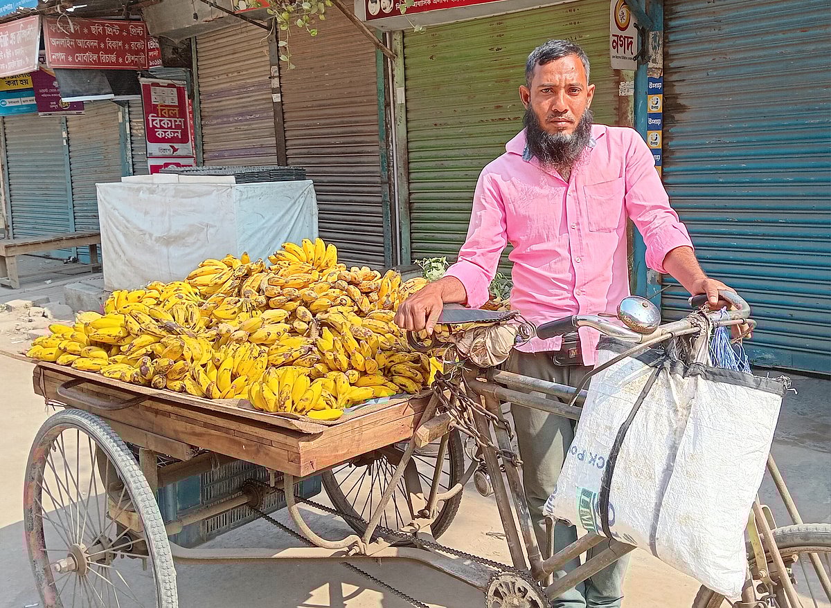 খুলনা নগরের নিরালা এলাকায় ভ্যানে করে কলা বিক্রি করেন শরিফুল ইসলাম। গত মঙ্গলবার তোলা