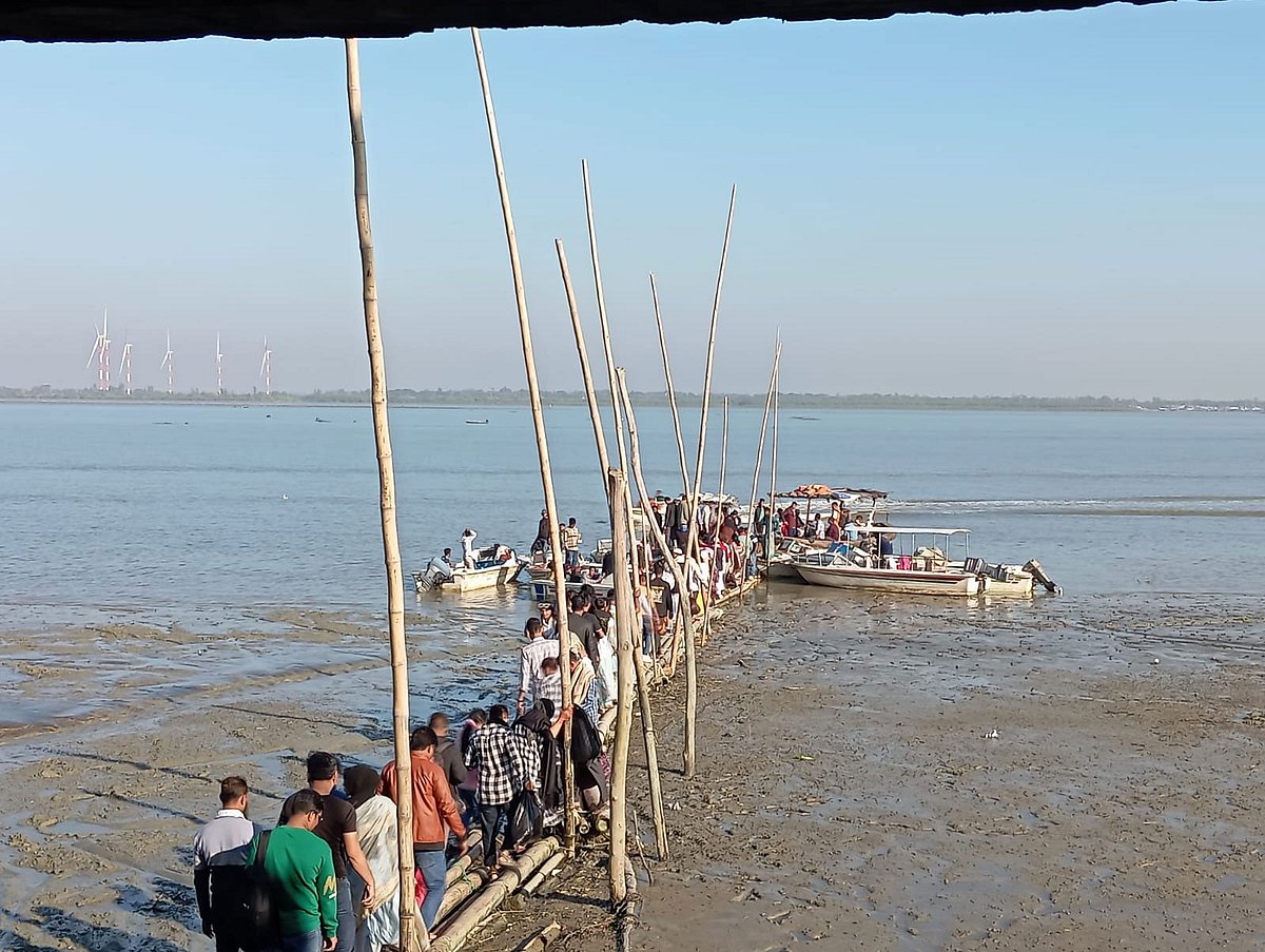 কাদা মাটি মাড়িয়ে বাশের সাঁকোর ওপর দিয়ে গিয়ে উঠতে হয় নৌযানে। ১৬ জানুয়ারি বিকেলে মহেশখালী আদিনাথ জেটিঘাটে