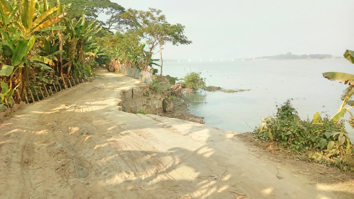 মধুমতী নদীর ভাঙনে রাস্তা সরু হয়ে গেছে। মঙ্গলবার নড়াইলের লোহাগড়া উপজেলার তেলকাড়া গ্রামে