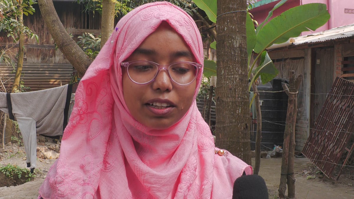 মেডিকেলে পড়াশোনার খরচ চালানো নিয়ে অনিশ্চয়তায় আরিফা আক্তার। বুধবার দুপুরে বাগেরহাট শহরের পিটিআই সড়কের পাশে