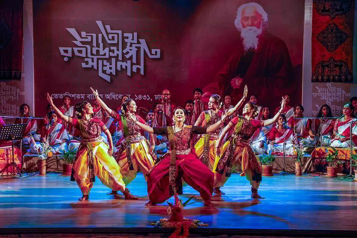 জাতীয় রবীন্দ্রসংগীত সম্মেলনের  উদ্বোধন অনুষ্ঠান শুরু হয়েছিল শিল্পীদের সংগীতের সঙ্গে সমবেত নৃত্য পরিবেশনার মধ্য দিয়ে।