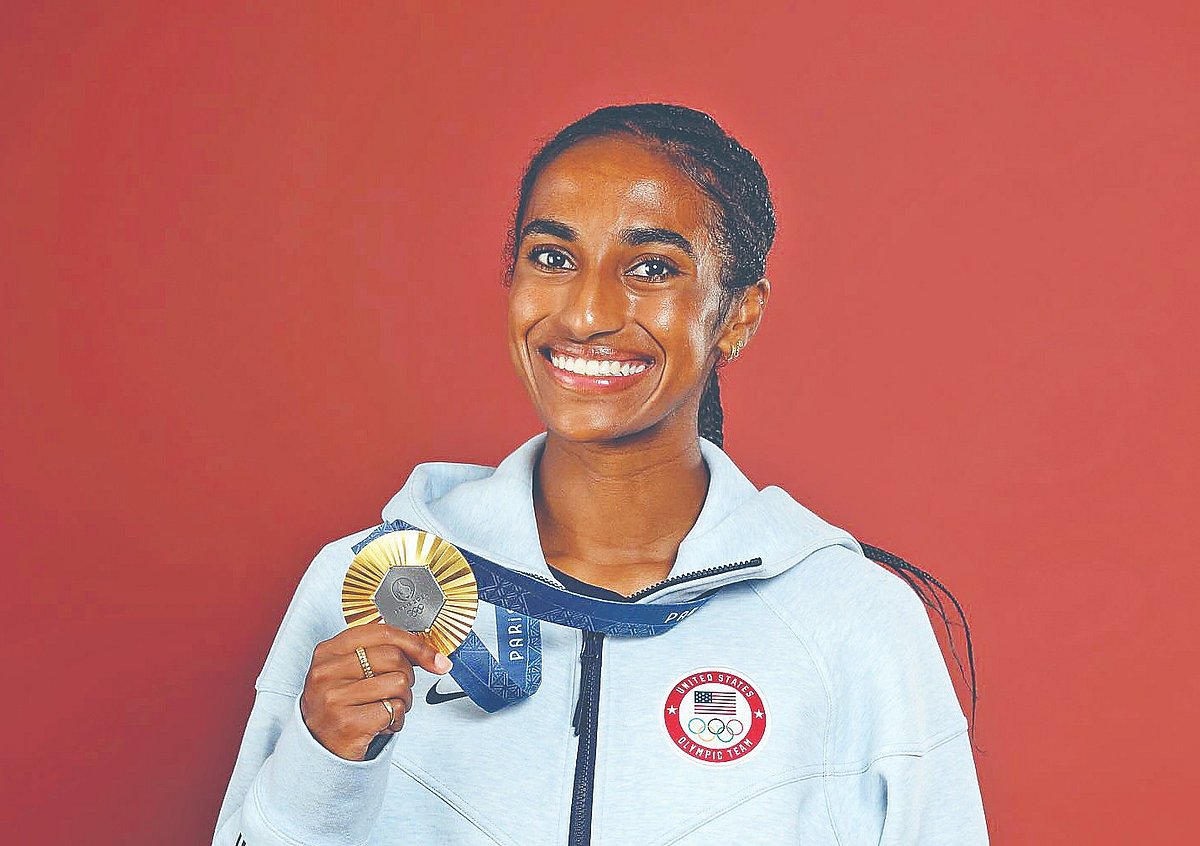 অলিম্পিক পদত হাতে যুক্তরাষ্ট্রের নারী ফুটবলার নাওমি গিরমা