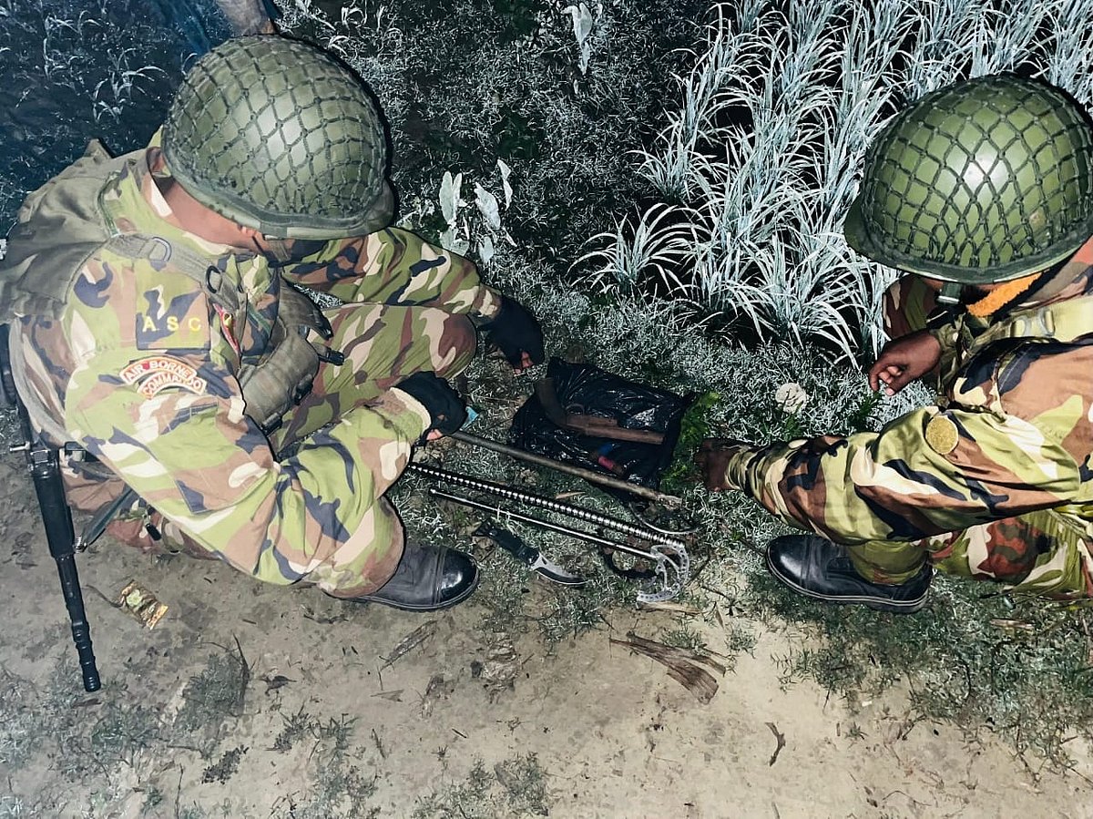 নোয়াখালীতে যৌথবাহিনীর অভিযানে উদ্ধার হওয়া অস্ত্র দেখছেন অভিযানে থাকা দুই সেনাসদস্য। গতকাল রাতে সেনবাগ উপজেলার ডমুরুয়া ইউনিয়নের শ্রীপুর পোলের গোড়া এলাকায়