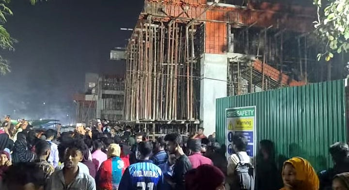 তুচ্ছ ঘটনাকে কেন্দ্র করে সংঘর্ষের সময় গতকাল রাতে  চট্টগ্রাম ইপিজেডের ভেতরে পোশাকশ্রমিকদের অবস্থান