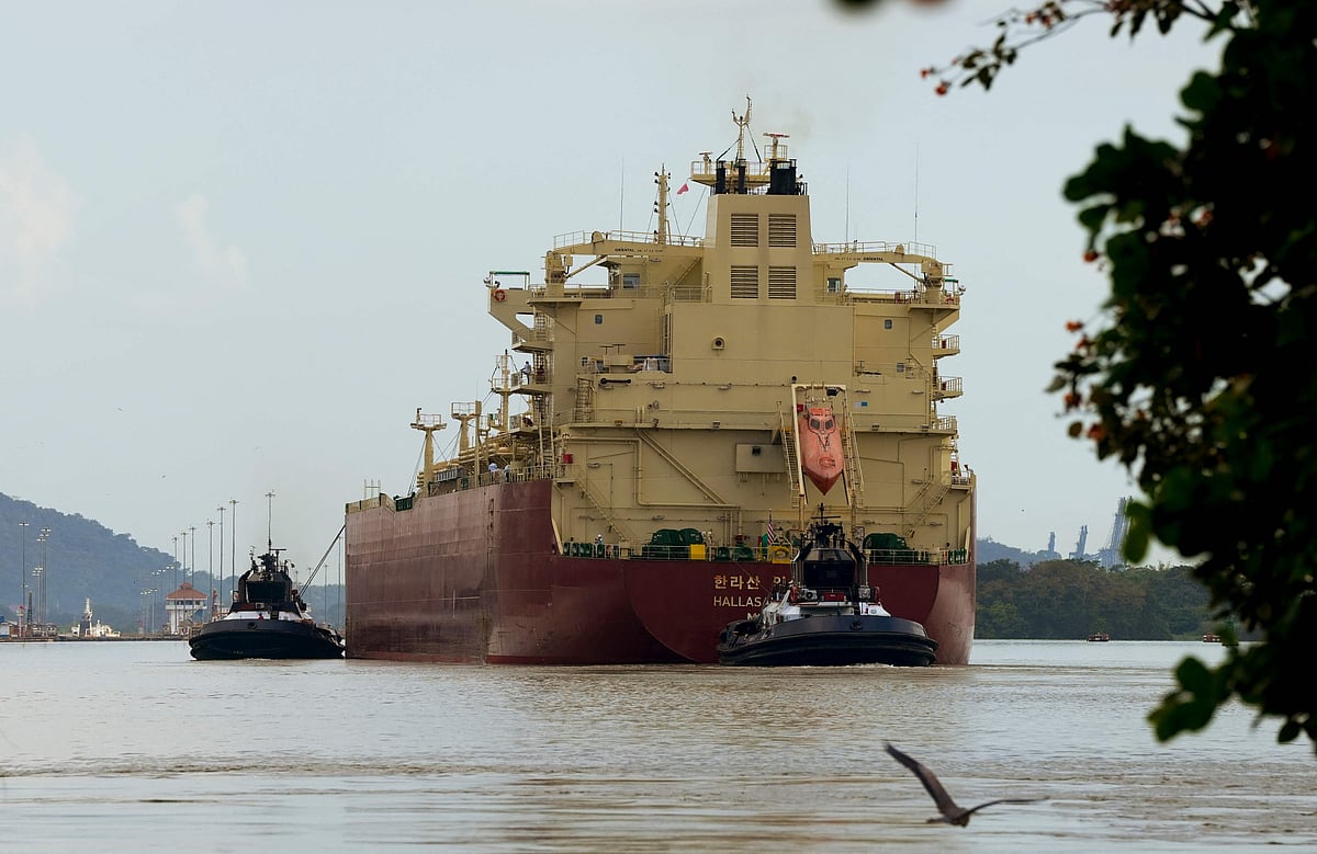 পানামা খাল পাড়ি দিচ্ছে লাইবেরিয়ার পতাকাবাহী হালাসান এক্সপ্লোরার এলপিজি ট্যাংক। ২০ জানুয়ারি ২০২৫