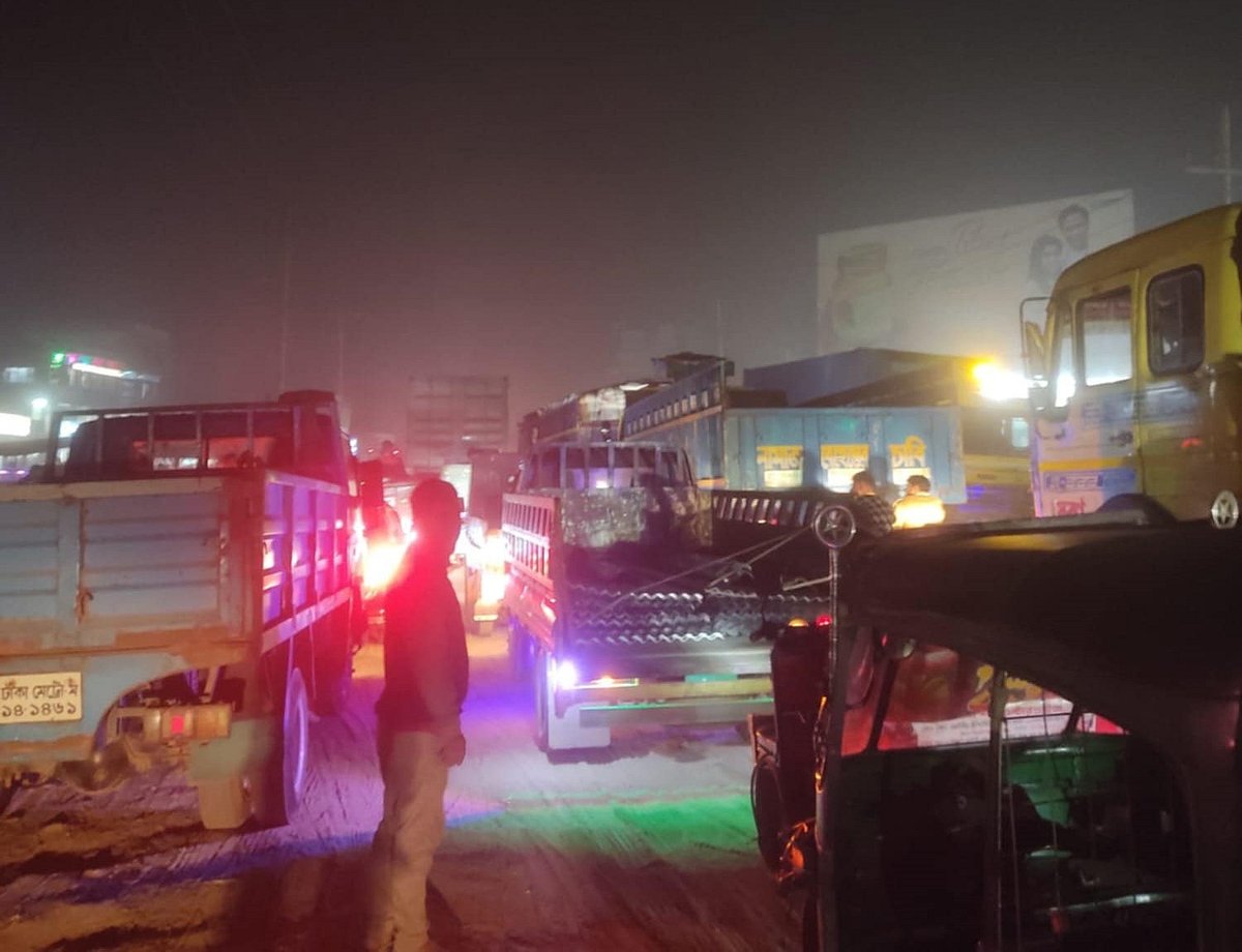 ঢাকা-সিলেট মহাসড়কে দীর্ঘ যানজট। ব্রাহ্মণবাড়িয়ার সরাইল বিশ্বরোড মোড় গোল চত্বরে বৃহস্পতিবার সন্ধ্যা সাড়ে সাতটার দিকে