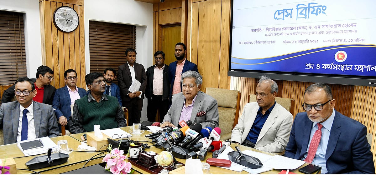 ‘বেক্সিমকো শিল্পপার্কের প্রতিষ্ঠানগুলোর শ্রম ও ব্যবসায় পরিস্থিতি পর্যালোচনাসংক্রান্ত উপদেষ্টা পরিষদ কমিটি’র বৈঠক শেষে শ্রম উপদেষ্টা ব্রিগেডিয়ার জেনারেল (অব.) সাখাওয়াত হোসেন সাংবাদিকদের ব্রিফ করেন