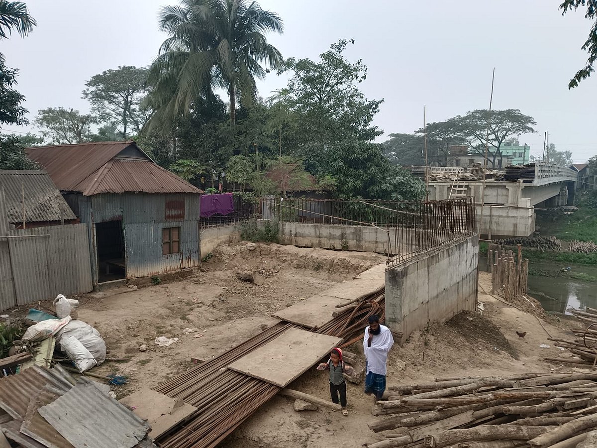 ময়মনসিংহের ত্রিশালে জমি অধিগ্রহণের টাকা না পেয়ে জমি ছাড়ছেন না মানুষ। আটকে আছে সাড়ে আট কোটি টাকা ব্যয়ে নির্মাণাধীন সেতুর কাজ। বৃহস্পতিবার উপজেলার পোড়াবাড়ি বাজারে