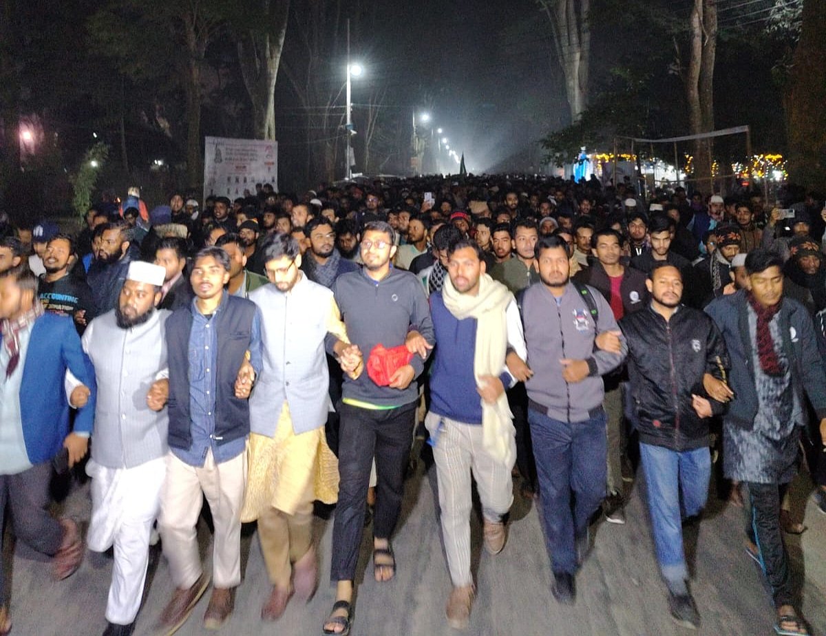 রাজশাহী বিশ্ববিদ্যালয়ে পবিত্র কোরআন পোড়ানোর ঘটনার তদন্তের দৃশ্যমান অগ্রগতি না হওয়ার প্রতিবাদে ছাত্রশিবিরের বিক্ষোভ মিছিল। বৃহস্পতিবার সন্ধ্যায়