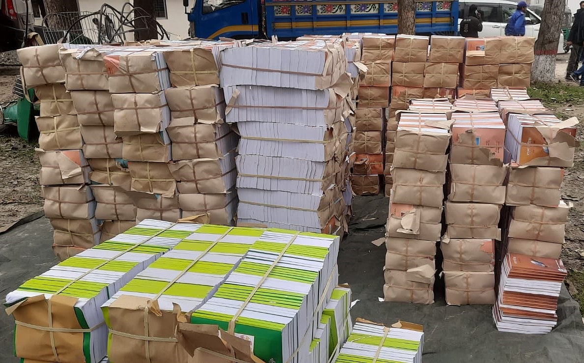 পাচারকালে জব্দ করা মাধ্যমিকের বিনা মূল্যে বিতরণের বই। বৃহস্পতিবার দুপুরে শেরপুর সদর থানা প্রাঙ্গণে