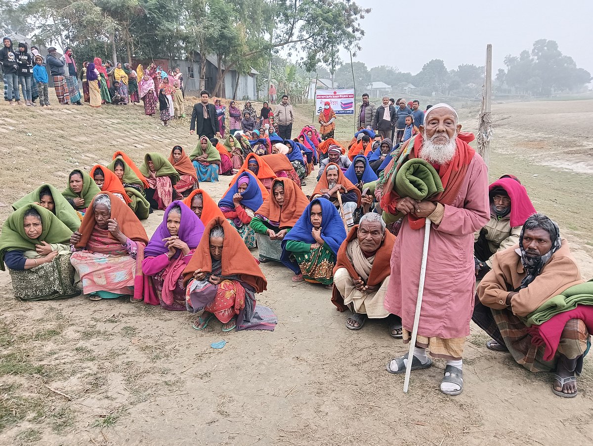রাজবাড়ী সদর উপজেলার বরাট অন্তারমোড় বেড়িবাঁধের ঢালুতে আজ বৃহস্পতিবার ১২০জন শীতার্ত মানুষের মাঝে কম্বল বিতরণ করা হয়