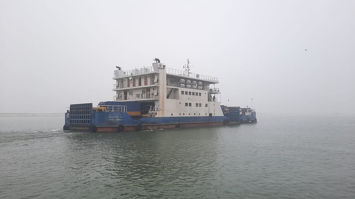 আজ সকাল সাড়ে ৭টার পর থেকে দৌলতদিয়া-পাটুরিয়া নৌপথে ফেরি চলাচল স্বাভাবিক হয়। আজ সকালে দৌলতদিয়া ঘাট এলাকায়