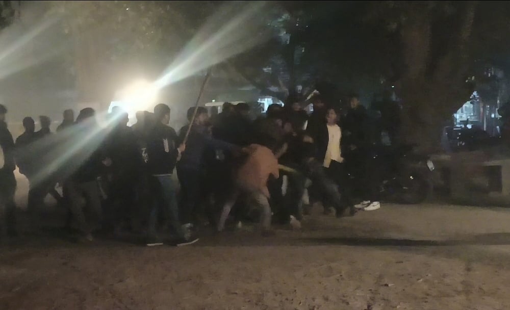 লাঠিসোঁটা নিয়ে হামলা চালানো হয়েছে। বুধবার রাত ১০টার দিকে রাজশাহী বিশ্ববিদ্যালয়ের পরিবহন মার্কেটের আমতলা চত্বরে