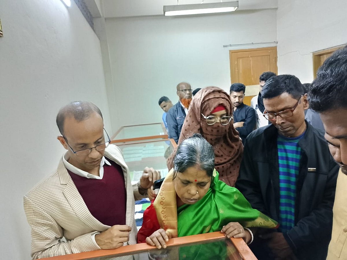 শহীদ হৃদয়ের রক্তমাখা কাপড় দেখছেন বাবা রতন চন্দ্র তরুয়া ও মা অর্চনা রানী। আজ দুপুরে চট্টগ্রাম বিশ্ববিদ্যালয়ের জাদুঘরে