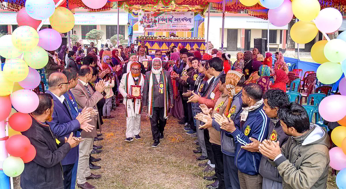 করতালি দিয়ে শিক্ষকদের বিদায় জানাচ্ছেন সহকর্মী ও শিক্ষার্থীরা। আজ বৃহস্পতিবার দুপুরে গাইবান্ধার সাদুল্লাপুর উপজেলার কামারপাড়া সরকারি প্রাথমিক বিদ্যালয় মাঠে