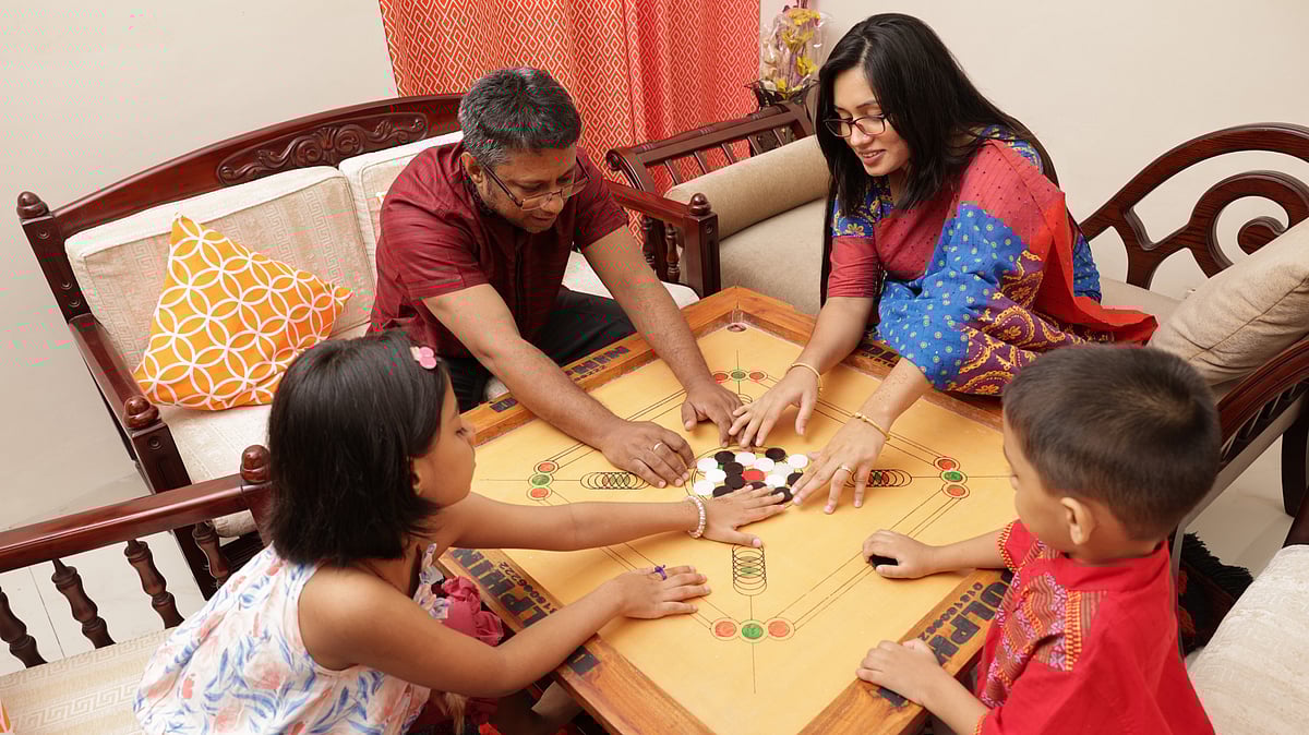 শিশুদের মস্তিষ্কের যথাযথ বিকাশের জন্য তাদের সঙ্গে খেলা করার বিকল্প নেই