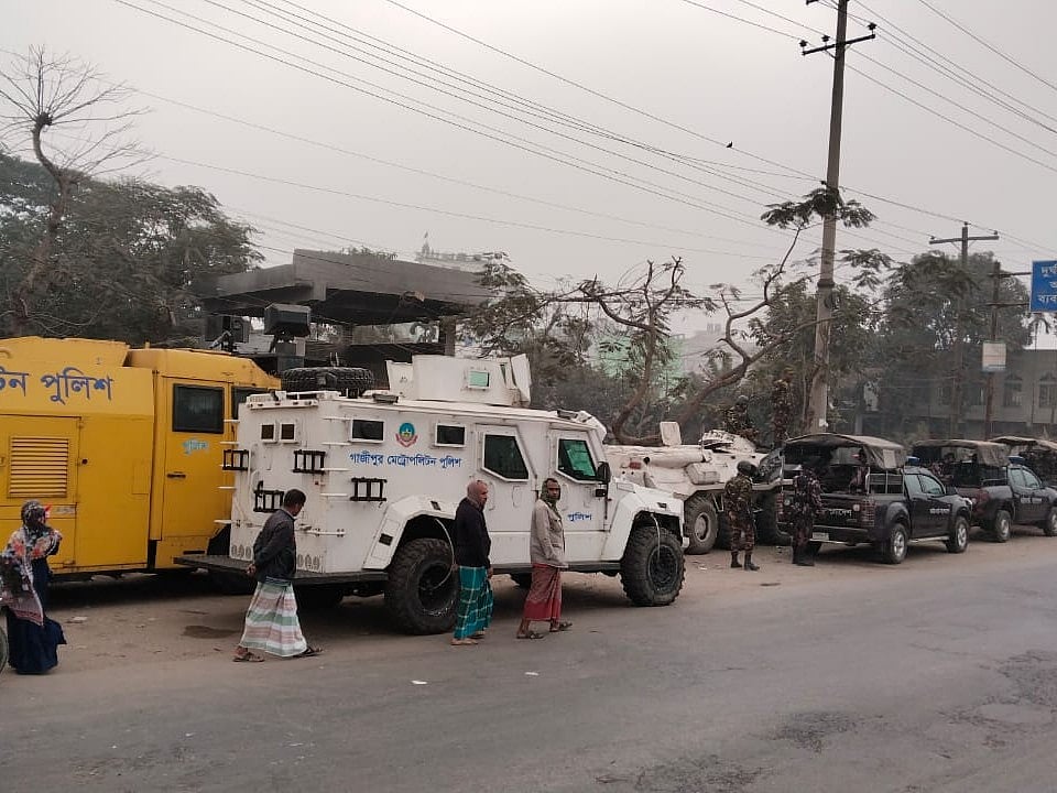 গাজীপুরের সারাবো এলাকায় ভাঙচুর ও কারখানায় আগুনের ঘটনার জেরে সেনাবাহিনী, শিল্প পুলিশ ও থানা-পুলিশ মোতায়েন করা হয়। আজ সকালে তোলা