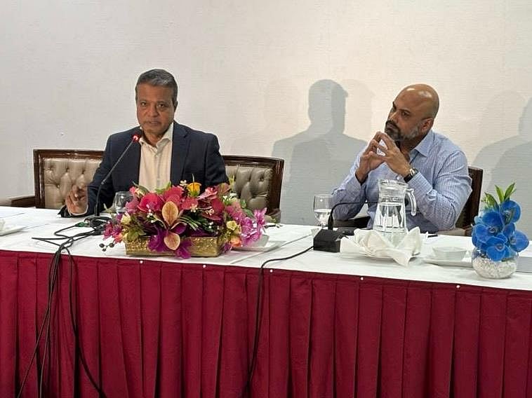 বিইপপাএ আয়োজিত সংবাদ সম্মেলনে বক্তব্য দেন সংগঠনের সভাপতি কে এম রেজাউল হাসনাত (বাঁয়ে)। পাশে সাবেক সভাপতি ইমরান করিম। ঢাকা, ২৩ জানুয়ারি